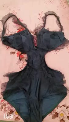 泳衣很美呀  穿着很显身材  腿比较长