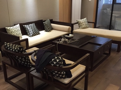 客服真的很有耐心，这一套应该是我在淘宝上买的最贵的东西了，家里人直说我胆子很大！但是收到货真的不一样，质量做工都很好，物流也很快，运输师傅很尽责，我们沙发差两公分进不去电梯，是两个师傅抬上楼的，真是庆幸楼层不高！大件运输难免磕碰，又是实木家具，我把磕碰照片发给客服，客服立马安排本地保养，我爸还顺便让把家里的八仙桌也维护了一下，虽然是自费的，但是真的很满意！这样的服务和质量，一定能长久的做下去！要非说个缺点，那就是我最后选的抱枕不太上档次，自己又重新做了，不过这都是小事情，不影响对店家的好评