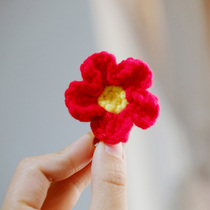 Yi Qianxi around to send you a small safflower hand DIY crochet wool knitting badge brooch material bag