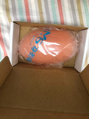 质量还不错，卖家还送了一个泳帽，不懂能不能带上，等到了海边才知道。以下废话 终于收到我需要的宝贝了，东西很好，价美物廉，谢谢掌柜的！无论是掌柜的态度还是对物品，我都非常满意的。掌柜态度很专业热情，回复也很快，我问了不少问题，他都不觉得烦，都会认真回答我，这点我向掌柜表示由衷的敬意，这样的好掌柜可不多。再说宝贝，正是我需要的，收到的时候包装完整，打开后让我惊喜的是，宝贝比我想象中的还要好！不得不得竖起大拇指。下次需要的时候我还会再来的，到时候麻烦掌柜给个优惠哦！