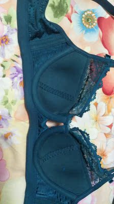 很性感！很柔软！颜色很好！头一次买这个颜色！挺好的！尺码很好！穿了这个牌子10多年了！11.11买很优惠！一共买了3个！12.12再买几个！一年的内衣不用买了！