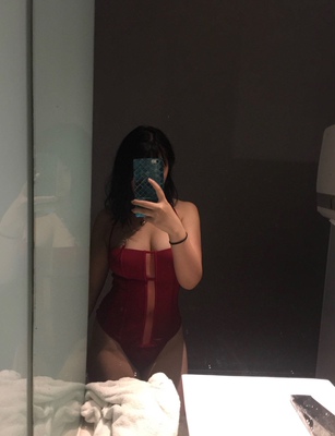 泳衣质量没得说，样式很特别，自己弄掉了一根带子，一根绕脖穿的，满分💯。