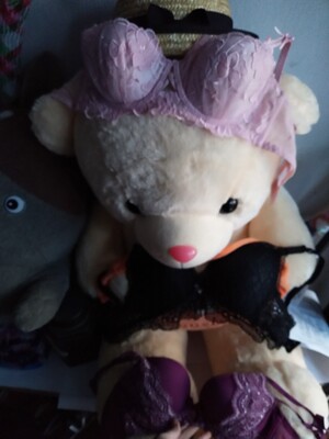 内衣不薄也不厚，双十一有活动一次买了三件，很实惠，同样的价钱在实体店一件也要一百多，还没有赠品和折扣，双十一这次购物很愉快，实体店一件的价格可以在活动期间买到三件内衣。建议各位宝宝们，买了内衣先通风散散味道，再手洗。