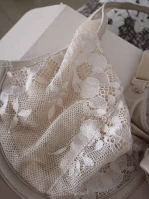 这次内衣是我买的最好的一次，因为胸大，买了好多好多内衣，都相当于是一次性的，因为不好穿，穿了一次就放在那里了，一年下来，最少买15件，特别是夏天，衣服穿的少，想要胸型好看点，真难，根本买不到合适的，今年还下了一次狠心，买了一件700多的，但是还是会跑杯，真是心痛，直到这次，买了这家的内衣，真的是十分满意，以后我的内衣就专属你这一家了，谢谢你们，给我解决了多少年来一直头疼的问题