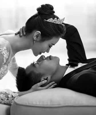 密封袋装的，独立包装，特别的显干净，买来穿婚纱用的，试穿了一天挺粘的，也比较舒适，满意，不错，试戴了集中效果不错，已经清洗了、还是很粘！而且穿着效果特别的好，小胸穿起来也很显大，质量不错，物有所值，服务态度也很好，质感很不错，粘力很好不会掉，很服帖，聚拢效果超赞， 穿起很舒服 效果棒棒哒 一整天都没有问题 ，而且可以多次使用，大赞，谢谢卖家的小礼品，还送了清洁皂，特别温馨。