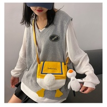 Cute little bag 2020 new Chains Day series Cartoon Duck Butt Sap Bag Cute Girl 100 Hitched Satchel Bag