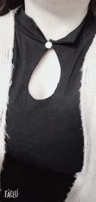 一般般，超薄，幸好要的是黑色不然就透了，没有模特穿的那么厚，最主要是领子软趴趴的，竖不起来，要是开扣子更是不能看，不太满意，便宜懒得退，看我照片，谁想买先考虑好