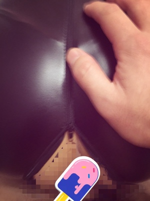 刚收一件，试穿了一下很性感哟，质量也很好怎么用力都没有破！