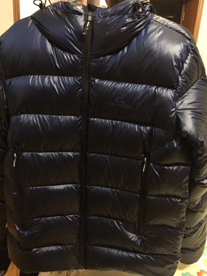 虽然在江浙厚羽绒服利用率很低，但是一直准备购置一件厚一点的羽绒服以备不时之需。从marmot的guides, shadow再到rab的QDN62，QDN51，QDN71, 最终选择了这件天石，参数来看700蓬90%的灰鹅绒， L码对应180g的充绒量都能满足我的要求，如果外层能使用类似pertex shield面料的，那就完全能满足我的需要，但是498的价格又不是marmot或者rab能较量的。羽绒服的保暖性非常不错，上周出差穿了这件羽绒服，大部分时间都拿在手里或者挂在凳子上，因为穿着太热了，最后非常满意这件衣服，整体的做工，保暖性，重量，性价比都非常不错。