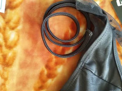 质量真的超级好，因为我本身就不是很瘦的人，这个效果我还能接受，身材好一点的上身肯定很炸，质量不用担心，真的特别好，老板还送了硅胶垫 当天发货，而且很快就到了河北，同一天拍了两件，另一家现在还没收到，满意满意十分满意