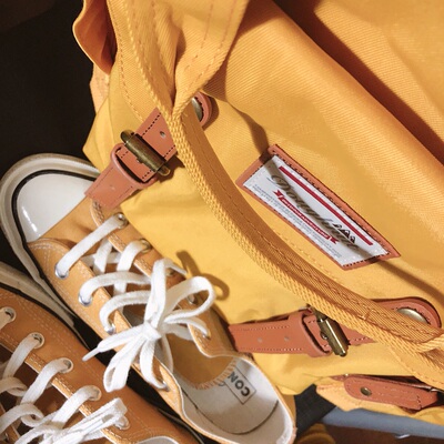 鞋子很好，颜色很棒，买了一个姜黄色的书包搭配。