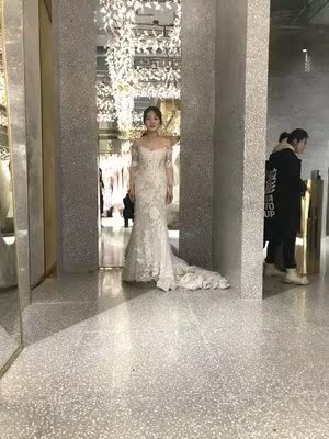 收到货是独立包装的！用过才来追评，质量很好，外观很精致 ，看起来很上档次， 宝贝算是很满意的，料子摸起很舒服。第一次买胸贴，即使没有比较，也能感觉出这款质感很好，摸着就像自己的肉肉，难怪丰胸手术也是塞硅胶，哈哈。不明觉厉，哇哈哈哈哈~开始自己随意先试了下，横着贴是不对的，又压胸又不能提拉，后来问了客服，看了教程视频，原来是竖着贴的，立刻提拉聚拢了。照片拍的很漂亮，谢谢卖家了