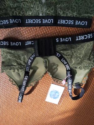 墨绿色超级好看，颜色很正。质量一直很好还会再来的啊哈哈哈哈哈哈哈哈哈哈