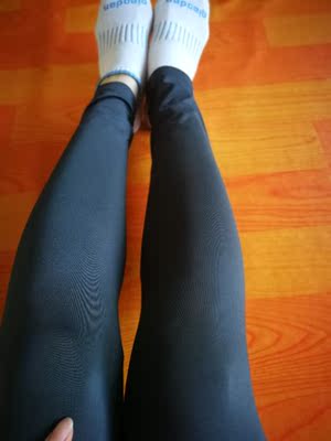 双十一客服日理万机，我这人急性子，等不上回复，等不上她给我处理，这个裤口不一样的做工我打算自己去让裁缝做个处理。弹性很大，我穿确实s就行了。我拍了m，客服说s就行了，然后还是给我发了m。凑了个蜗牛双十一，客服又是要给我换，又是收到东西还让我等黑色s码，又是说很多人骗她发了货联系不上什么的，我不想骗她东西，也不想占她便宜，我就想实际评价！这个黑灰色实物颜色真不怎么样，要买还是其他颜色比较合适。 ，