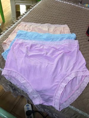 内裤大小很合适，穿上真的是很轻松，面料很舒服，一点都不累。店家还贴心的送了小礼物。很满意。