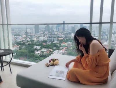 宝贝收到了 但是还没用 是买来穿裙子的时候穿的 不过从包装还有产品上来看应该是专业的，做工很细心收到货，很喜欢，质量也比我以前买的似乎要好些，是全硅胶的，手感很滑很舒服，就是不知道带上去的黏贴效果怎么样！在咨询的过程中，客服的态度很好，超耐心的！