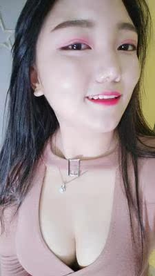 每天坚持使用，看到胸部变的挺拔，是我最大的动力了，毕竟效果呈现出来了，现在大了两个罩杯啦，自然坚挺。一开始没效果，想着不能浪费钱，还是坚持用完这个疗程，结果用到越后面效果就越好，给各位姐妹一个建议，要坚持使用，相信你不会失望的