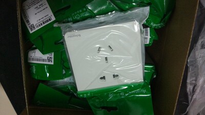 面板和插座收到了，型号和数量完全正确，一个不多一个不少。感觉施耐德的做工还是不错的。每个插座面板用塑料袋单独包装，不像西门子每个都有一个纸盒子。每个类型的插座和面板都拆开了一个来检查，开关面板的手感还是不错，取下来很方便，不需要专门的工具，以前用的面板需要一字改刀才能撬下来。希望插座面板内部不要有什么问题。