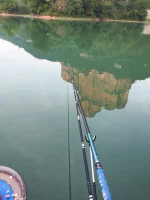 给老爸买的,他很喜欢,很轻,手感不错。一开始老爸觉得软,换了一次,老板人很好。 给老爸买的,他很喜欢,很轻,手感不错。一开始老爸觉得软,换了一次,老板人很好。