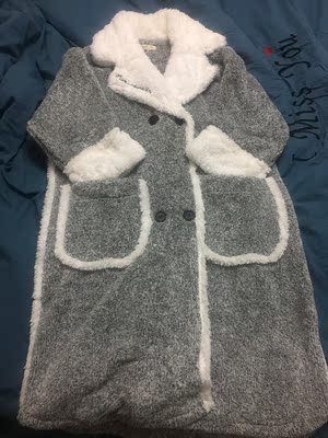 和图片一样的,质量很好很厚实,特别喜欢,之前看的同款分体的,双十二准备买,发现出来睡袍,深深被吸引啊,我168穿上到膝盖那里,M码就很大很宽松了 和图片一样的,质量很好很厚实,特别喜欢,之前看的同款分体的,双十二准备买,发现出来睡袍,深深被吸引啊,我168穿上到膝盖那里,M码就很大很宽松了