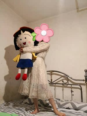 很美的裙子，感觉自己就是小仙女～  感觉真实的颜色要偏米黄一些，但是也很好看～ 还有一个小问题，难道就我一个觉得脖子地方的纱有点扎吗？😂😂😂 然后我就把纱剪了留了蕾丝，就不扎啦～