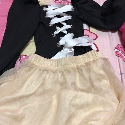 面料好棒 意外。发货很快。 马上试了，很适合，贴身。 搭配金纱公主裙，满满复古风。 建议无脑入，三色都可以。