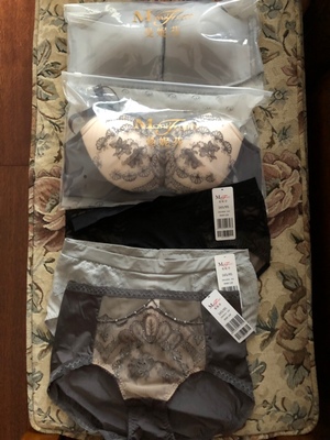 双十一买的，买了五件，上身效果都不错，质量也还行，第一次网上买这个牌子，还可以，双十一算下来还是比较优惠，黑色的这款感觉有点偏小，个人感觉可以拍大一码，还有肤色那条内内不是特别满意，不是特别喜欢，其他都还不错，还有没有钢圈的那款也很可以，穿上效果还是不错，关键是很舒服，真的舒服，也好洗，总得来说，这一次购物很满意。