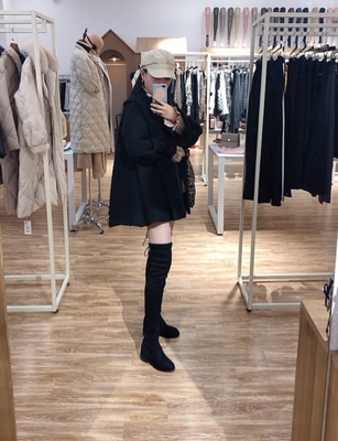 不掉筒不掉筒不掉筒！黑色真的巨显腿瘦了！上脚很秀气，款式也是我很喜欢的类型冬天穿着很暖和，我们这边一般都是几度的天气，穿上去也不会感觉到冷，2.5跟走路很舒服，跟平底差不多，穿出去凹造型真的很吸晴，太喜欢了