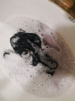 质量还行,做工一般,最重要的是洗了两遍还在掉色,不知道下水以后会不会身上一条一条黑的,实物对不起这个价格,好评可能是刷的,失望 质量还行,做工一般,最重要的是洗了两遍还在掉色,不知道下水以后会不会身上一条一条黑的,实物对不起这个价格,好评可能是刷的,失望