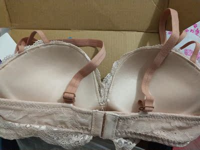 买了很多次不同款式的内衣 很好看 这款内衣中等厚度海绵和蕾丝面料很软