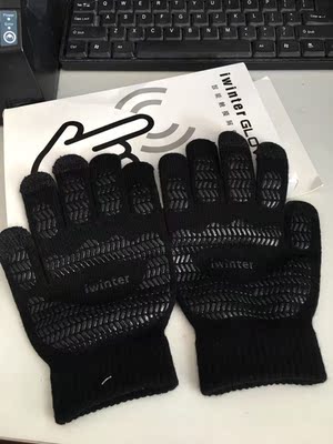 手套是触屏的，不错，冬天玩手机手冷，戴上触屏手套玩手机就不冷了，冬天手机控的福音。