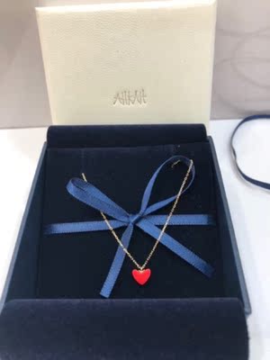 小红心很漂亮，做工精致，样式新颖。我很喜欢，是正品！非常精致的一款项链，包装盒也很好，漂亮，比图片还要好看，款式色泽上都是没话说，送给姐姐当生日礼物，结果自己看到也是很喜欢！她肯定会非常喜欢的！是正品，找专柜验过了，对比了好几家才选到这家靠谱的商家