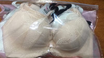 内衣很好穿。没有气味。不勒，穿着很舒服。但同一款内衣居然吊牌和包装不一样。