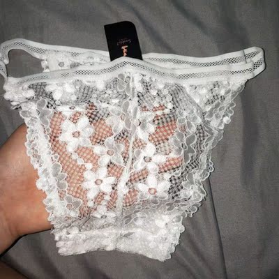 双十二有优惠券就买了一个，质量还可以！还没有穿，就是这个蕾丝是有点反光的那种材质！就会感觉有点low！后面凑字！当大家看到我的这一篇评价时，表示我对产品是认可的，尽管我此刻的评论是复制粘贴的。这一方面是为了肯定商家的服务，另一方面是为了节省自己的时间，因为差评我会直接说为什么的。所以大家就当做是产品质量合格的意思来看就行了。最后祝店家越做越好，大家幸福平安，中华民族繁荣昌盛。