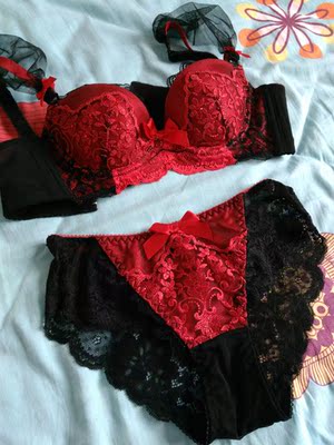 实物是大红的，由于冷开了暖灯，所以拍出来的颜色和实物差距有点大，很漂亮，一直想找一款红色的内衣，如果只是纯粹的大红色，未必会有黑红结合的经典耐看