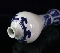 Blue and white porcelain small plum vase Antique antique ceramic vase flower arrangement Antique handicraft ornaments Bogu shelf ornaments