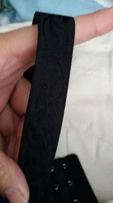 感觉不是正品，和在实体店买的差别好大，肩带没什么弹性，面料很粗糙