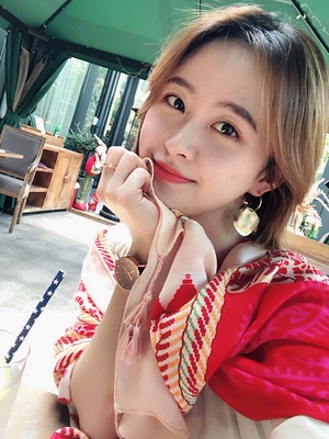 这家店的围巾都很好看，只一眼就选中了这条披肩。收到很满意，真的很喜欢。喜欢这个质感，比想象中还要好。围巾颜色很好看,和图片上一样的，面料是棉麻的，很柔软手感好，质量非常好，没有任何线头，性价比好高，太值了。而且超级上镜美美哒，旅游玩了一圈都找我要链接，满意满意。