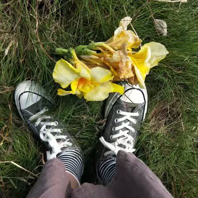 军绿色个人认为比较低调又比较高级 也百搭 穿起来不磨脚 物流一般是两天左右发货 还会在你家陆续购集其他颜色