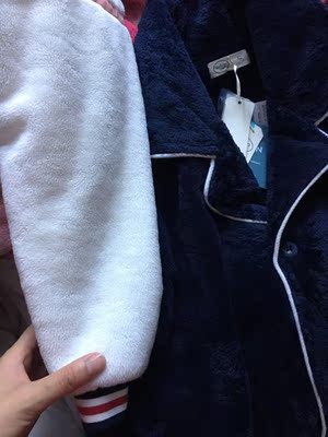 到好多天了，这久没在家今天拿回来打开看了看，质量没有我之前买的好，之前买的是粉红色的那款质量挺好的，不知道为什么，价格比我之前买的贵，但是质量不怎么样，好失望啊！还比较簿！