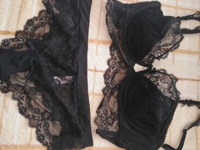 内衣很性感，老公也觉得很好看，很薄，比较适合夏天穿，偶尔穿穿增加情趣也不错，买了两套才几十，跟划算吖
