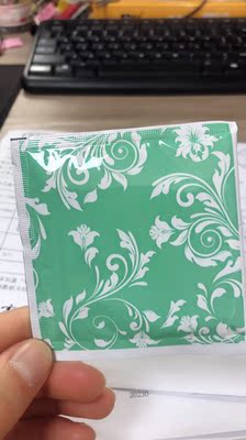 包装比较简单,味道淡淡的中药味,还能接受,刚才不小心撕烂了一包,里面都是搅碎的中药吧,喝了三天了,暂时还没有效果,等着看看一个疗程后再来对比一下吧 包装比较简单,味道淡淡的中药味,还能接受,刚才不小心撕烂了一包,里面都是搅碎的中药吧,喝了三天了,暂时还没有效果,等着看看一个疗程后再来对比一下吧