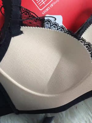 穿在身上很软很舒服的，无异味，大小也合适，颜色很正！非常喜欢这种款式，下次还会在买的，而且价格也不贵，优惠价买的，非常划算，没想到这么低的价格就可以买到了，真是物超所值，整体我都很满意