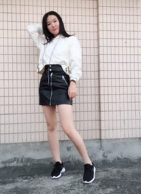 裙子皮质挺好的，很柔软，带有弹力，上身显瘦显腿长，黑色也百搭。