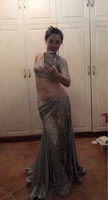 合身，做工挺精致的，到家后就迫不及待的试穿了。