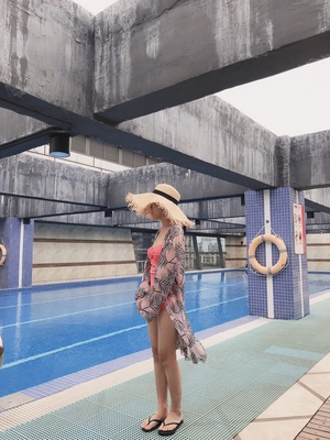 两件套搭配一个网纱罩衫，很满意啦，微胖可以遮肉，也不怕漏啦