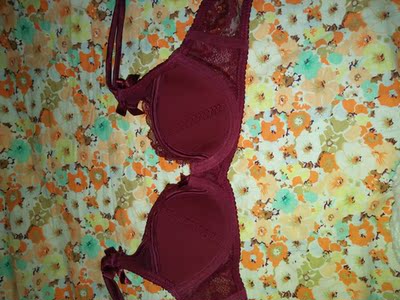 也特别显白 买来本命年穿的 酒红色挺好的 也适合小胸😂 会再来的