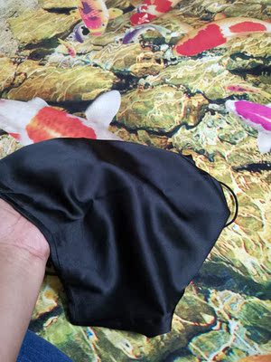 衣服不错，面料摸很舒服黑色穿显瘦试穿了也刚刚好合身