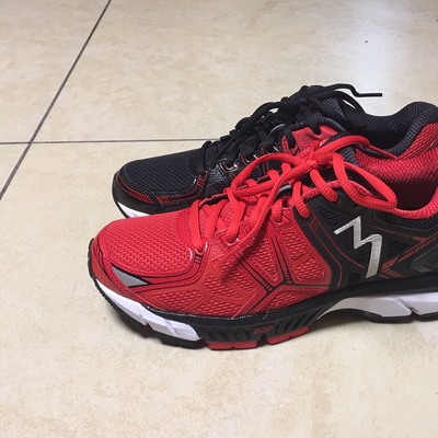 穿起来很舒服，因为平时穿的是41码，但这双鞋没有41，只有40.5和41.5，犹豫了很久，后面咨询了客服，客服小琳建议要41.5，到货后果然非常合适，给客服小琳一个大写的赞！而且鞋子既舒服颜值也高，价格又实惠，值得购买！