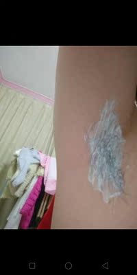 使用起来很方便呢，自己在宿舍用这个比较方便，以前用的脱毛还会有刺痛，还脱不干净，这个不错，涂抹后我的毛去掉的很干净，还有味道不难闻，也特别容易清洗。只要小心一点点慢慢来都会脱得不错，可以放心用，脱的时候也不疼。另一瓶舒缓水也很好用地，涂抹后皮肤滋润了，舒缓水让毛毛长慢了，变细软了非常不错。